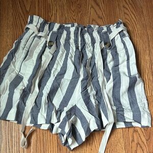 american eagle size medium blue and white striped flowy shorts
